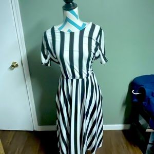 Black and white short sleeve striped dress midi length size xl